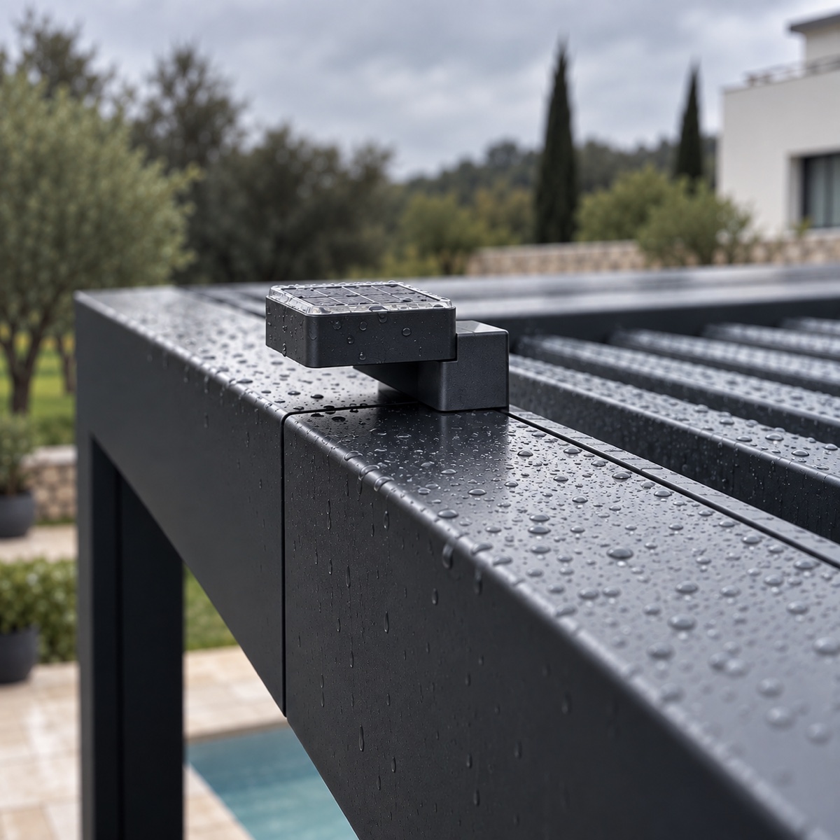 Le détecteur de pluie en place sur la structure