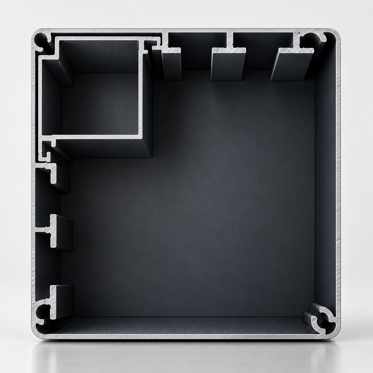 Coupe d’un profil aluminium thermolaqué anthracite : parois, nervures internes et aluminium brut à la découpe