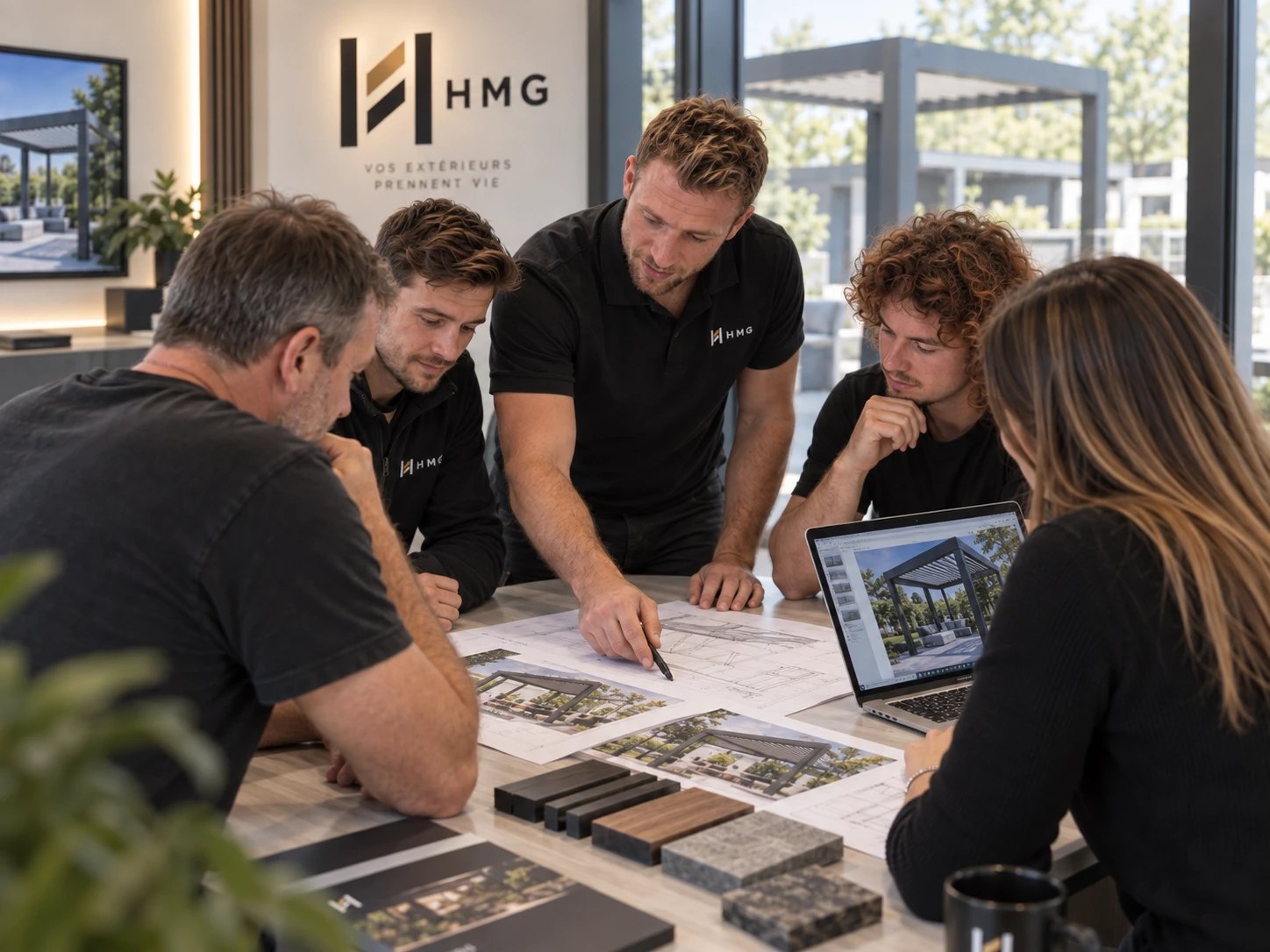 L’équipe HMG Extérieur autour d’un plan de pergola, dans le showroom